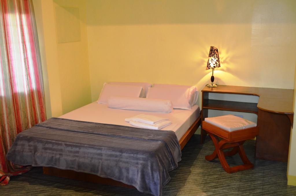 Blue Bamboo Hotel Balabag  Zimmer foto