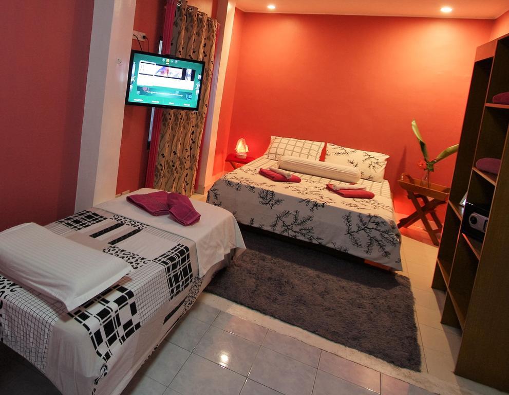 Blue Bamboo Hotel Balabag  Zimmer foto